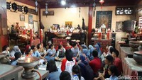 Komunitas ini mengajak pelajar SMA dan mahasiswa untuk lebih mengenal sejarah keberagaman agama melalui kunjungan ke berbagai tempat ibadah. Ada 4 SMA dan 2 kampus yang mengikutinya (Masaul/detikTravel)