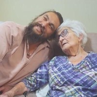 Foto Jason dan Matel di media sosial berhasil melelehkan hati netizen dan jadi viral. Sebagian besar memuji bagaimana Jason masih menyempatkan bertemu nenek di tengah kesibukannya sebagai aktor yang sangat padat. Foto: Youtube/@jasonmomoa