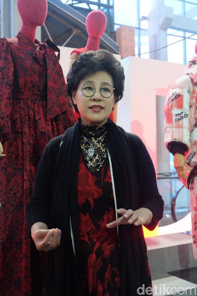 Harbin Fashion Week menjadi acara fashion paling populer di kota ini dan fashion week paling berpengaruh di China. Harbin Fashion Week telah memikat banyak desainer dari dalam maupun luar negeri. Hingga tahun ini, sudah ada lebih dari 1.300 desainer dari 70 negara di dunia yang menampilkan koleksinya, ujar Wang Li Mei, President Director of Harbin Fashion Week saat ditemui Wolipop di City Bazaar, Harbin, China, Selasa (15/1/2019). Foto: Kiki Oktaviani/Wolipop