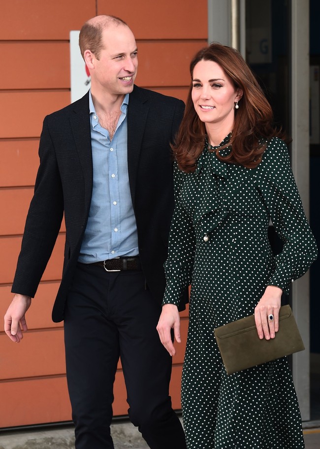 Seperti yang terlihat ketika Kate menyambangi Evelina London Childrens Hospital di London, Inggris, awal Desember 2018. Berbalut gaun hijau polkadot rancangan LK Bennett, Kate memaksimalkan gayanya dengan clutch Dora hijau lumut dari desainer yang sama. Kate yang hadir bersama Pangeran William membawa tas tersebut dengan tangan kiri. (Foto: Getty Images)