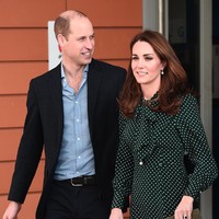 Seperti yang terlihat ketika Kate menyambangi Evelina London Childrens Hospital di London, Inggris, awal Desember 2018. Berbalut gaun hijau polkadot rancangan LK Bennett, Kate memaksimalkan gayanya dengan clutch Dora hijau lumut dari desainer yang sama. Kate yang hadir bersama Pangeran William membawa tas tersebut dengan tangan kiri. (Foto: Getty Images)