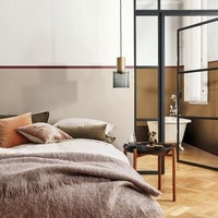 Mereka yang suka dengan desain dan warna monokrom yang simple juga akan cocok dengan Spiced Honey. Anda yang berencana mengubah cat dinding kamar bisa menerapkan tren warna 2019 tersebut seperti ini. Foto: Dulux