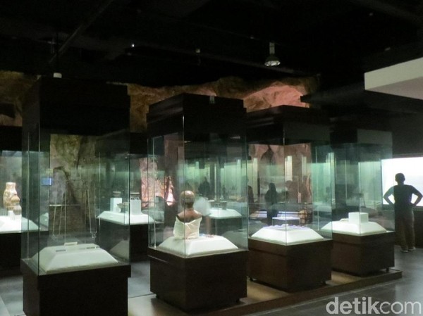 Museum dibangun tahun 1906 dan hancur saat Perang Dunia II tahun 1945, dibangun ulang dari 1959-1963 dan menjadi museum nasional Malaysia. (Fitraya/detikTravel) Museum dibangun tahun 1906 dan hancur saat Perang Dunia II tahun 1945, dibangun ulang dari 1959-1963 dan menjadi museum nasional Malaysia. (Fitraya/detikTravel)