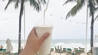 Wah, Ricu terlihat menikmati liburannya di Pulau Boracay, Filipina nih. Ia memesan segelas jus mangga campur jagung. Kayak gimana ya rasanya? Foto: Instagram rickycuaca