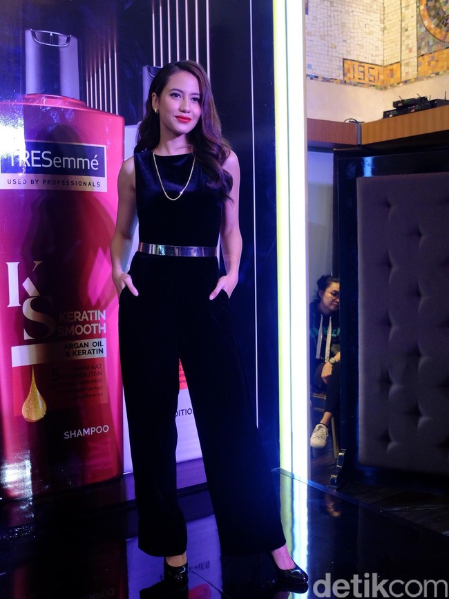 Pevita Pearce cantik nan elegan berbalut jumpsuit hitam berbahan velvet yang nampak glamor. Aksesori kalung sederhana dan belt emas menyempurnakan penampilannya. Foto: Alissa Safera/Wolipop