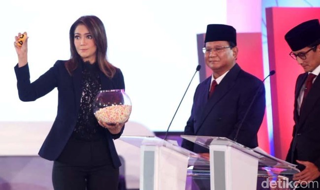 Adapun blazer tersebut membungkus atasan hitam berbahan lace yang membuat penampilannya jadi buah bibir di dunia maya. Gayanya kian maksimal dengan riasan on-point yang membuat Ira terlihat makin awet muda. Foto: Rengga Sancaya