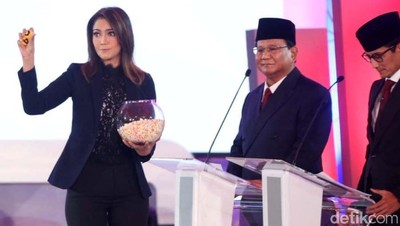 Cantiknya Ira Koesno di Debat Pilpres 2019, Mencuri Atensi dengan Baju Lace