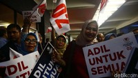 Mereka meneriakan yel-yel.