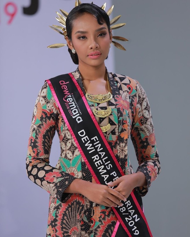 Inilah Haneesya Hani, remaja 19 tahun yang pada akhir pekan kemarin dinobatkan sebagai pemenang kontes kecantikan Dewi Remaja yang diadakan sebuah majalah terkenal di Malaysia, Majalah Remaja. Foto: Instagram @haneesyahanee