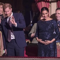 Untuk memaksimalkan penampilannya, Meghan memadukan gaunnya bersama strappy heels hitam dan clutch dari Givenchy. Foto: Dok. Getty Images