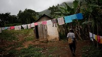 Di sini tidak ada listrik, layanan kesehatan, jalan beraspal dan mereka juga kehilangan satu-satunya akses menuju kota terdekat, yaitu Bios Negresse karena bencana banjir tahun 2014. (Andres Martinez Casares/Reuters)