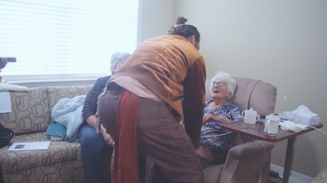 Saat mengunjungi kampung halamannya di Iowa, Jason Momoa menyempatkan datang ke rumah neneknya, Mabel. Foto: Youtube/@jasonmomoa
