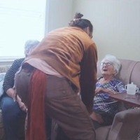 Saat mengunjungi kampung halamannya di Iowa, Jason Momoa menyempatkan datang ke rumah neneknya, Mabel. Foto: Youtube/@jasonmomoa