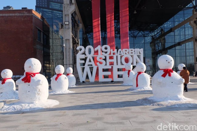 Harbin Fashion Week menjadi daya tarik karena berlangsung di kota es. Sejak 2011, Harbin Fashion Week digelar selama seminggu di Januari, bulan yang merupakan puncaknya salju dan bersamaan dengan acara tahunan Harbin Internasional Ice & Snow Sculpture Festival. Foto: Kiki Oktaviani/Wolipop