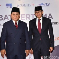 Calon presiden dan wakil presiden nomor urut dua Prabowo Subianto dan Sadiaga Uno tiba terlebih dulu di lokasi debat pilpres 2019, Hotel Bidakara, Pancoran, Jakarta Selata, pukul 18.59 WIB, Kamis (17/1/2019). (Foto: Dok. ANTARA FOTO/Aprillio Akbar)