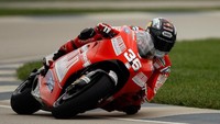Mika Kallio pada 2009 merupakan pebalap utama Ducati. Ia kemudian pindah dan pada 2019, ia masih menjadi test rider untuk KTM. (Foto: Chris Graythen/Getty Images)