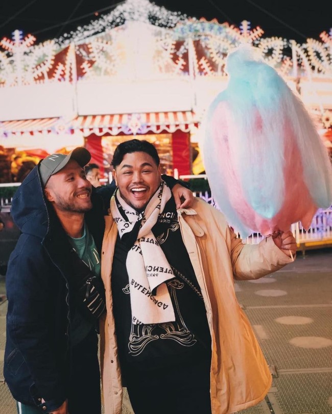 Dan inilah kebersamaan Ivan Gunawan dengan AJA saat berada di London. Ivan terlihat memakai jaket dan syal dari Balenciaga, sedangkan sang asisten tampak membawa fanny pack dari Valentino. Foto: Instagram @ ivan_gunawan