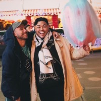 Dan inilah kebersamaan Ivan Gunawan dengan AJA saat berada di London. Ivan terlihat memakai jaket dan syal dari Balenciaga, sedangkan sang asisten tampak membawa fanny pack dari Valentino. Foto: Instagram @ ivan_gunawan