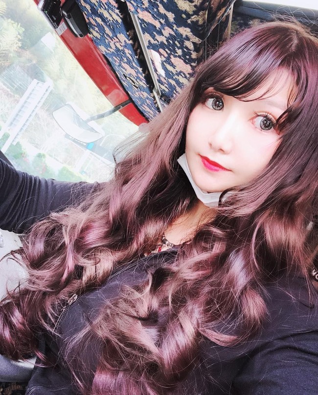 Rino telah berkendara sekitar 200 ribu kilometer per tahun, mengangkut buah-buahan dan sayuran segar ke seluruh Jepang. Ia pun berharap popularitasnya akan menginspirasi wanita Jepang lainnya untuk memasuki industri transportasi. Foto: Instagram @sr8x4volvo