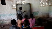 Bila ingin menuju ke sekolah, anak-anak desa harus berjalan selama 1,5 jam menuju sekolah terdekat. (Andres Martinez Casares/Reuters)