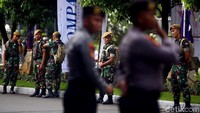 Para personel keamanan nampak telah berjaga di sekitar area Hotel Bidakara menjelang berlangsungnya debat Pilpres perdana.