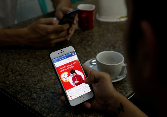Mengakses Facebook. Foto: Reuters Mengakses Facebook. Foto: Reuters