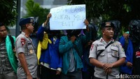 Selain itu, massa aksi juga membawa spanduk. 