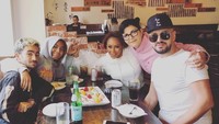 Wanita yang kini berusia 43 tahun itu juga penyuka sajian khas Jepang. Buktinya ia dan Phoenix hingga Gary Madatyan menyambangi restoran The Izakaya di New York. Minuman bersoda jadi pilihan Mel B kala itu. Foto: Instagram officialmelb