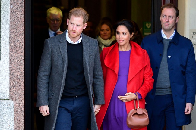 Begitu pula Meghan kala melakukan kunjungan resmi ke Birkenhead, Inggris, bersama Pangeran Harry, Senin (14/1/2019). Tangan kirinya terlihat menenteng tas Nina coklat karya desainer Gabriela Hearst. (Foto: Getty Images)
