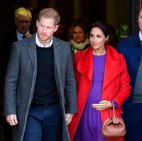 Begitu pula Meghan kala melakukan kunjungan resmi ke Birkenhead, Inggris, bersama Pangeran Harry, Senin (14/1/2019). Tangan kirinya terlihat menenteng tas Nina coklat karya desainer Gabriela Hearst. (Foto: Getty Images)