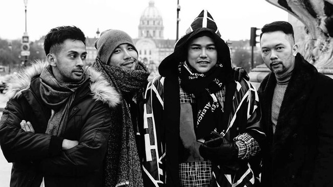 Setiap tahun Ivan Gunawan melakukan liburan akhir tahun ke luar negeri. Seperti 2018, pada akhir tahun 2017 pemilik label kosmetik itu juga liburan ke Eropa bersama asistennya AJA dan teman-temannya. Foto: Instagram @ ivan_gunawan