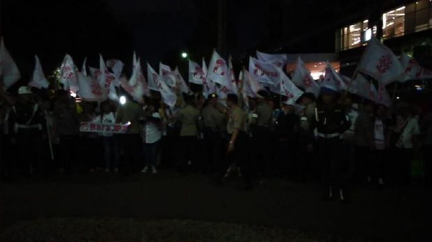 Massa Berbendera Bara JP Teriak 'Culik Culik Culik' di Bidakara