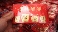 Aneka kertas angpao dengan ragam shio babi. Harganya Rp 10 ribu per paket, isi 10 kertas angpao (Randy/detikTravel)
