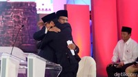 Prabowo dan Sandiaga berpelukan usai debat berakhir.