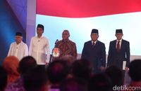 Jokowi-Ma'ruf dan Prabowo-sandi kompak berpeci hitam di Debat Capres 2019.
