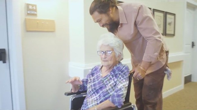 Needed to come home to Iowa and give my grams some aloha Love u forever grandma, tulis Jason Momoa di caption foto Instagram. Foto: Youtube/@jasonmomoa