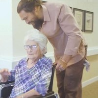 Needed to come home to Iowa and give my grams some aloha Love u forever grandma, tulis Jason Momoa di caption foto Instagram. Foto: Youtube/@jasonmomoa