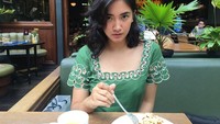 Bersantai saat libur, Nadya Arina memilih untuk menikmati cake yang manis dengan secangkir teh. Foto: Instagram@nadyaarina