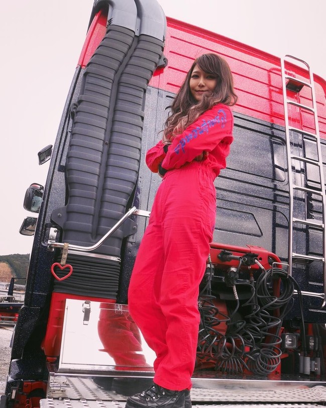 Mengemudi truk jarak jauh umumnya dipandang sebagai pekerjaan laki-laki. Tetapi Rino Sasaki, yang seorang pengemudi truk wanita dari Jepang menentang stereotip ini dan memukau banyak netizen. Foto: Instagram @sr8x4volvo