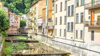 Namun, pembeli harus membayar biaya renovasi dan keamanan lebih dahulu. Tetapi, suasananya tenang dan nyaman lho. Mau coba beli? (iStock)
