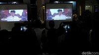 Sesekali yel-yel dari kedua pendukung diteriakan.