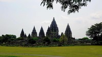 Kawasan Candi Prambanan terbagi di tiga zona, yaitu pelantaran njobo (luar), tengahan (tengah), dan njeron (dalam). (Satria Nandha/detikTravel)