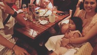 Makan bareng Ricky Harun, Prilly, hingga Teuku Rassya, Ricu kelihatan bahagia banget nih! Foto: Instagram rickycuaca