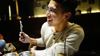 Penyanyi berusia 23 tahun ini memutuskan untuk mengikuti jejak sang kakak, Vidi Aldiano sebagai seorang penyanyi. Ia juga hobi kulineran di berbagai tempat. Foto: Instagram @vadieakbar