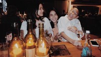 Berhastag #familydindin, Nadya Arina menikmati makan malam tahun baru bersama keluarga. Foto: Instagram@nadyaarina