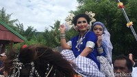 Disebut kuda menari, karena setiap kuda terlatih yang ditunggangi dua wanita cantik berbusana adat daerah setempat. (Abdy Febriady/detikTravel)