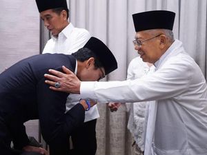 Jokowi Hampiri Prabowo, Sandiaga Cium Tangan Maruf 5 Kali