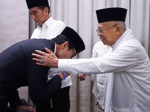 Jokowi Hampiri Prabowo, Sandiaga Cium Tangan Maruf 5 Kali