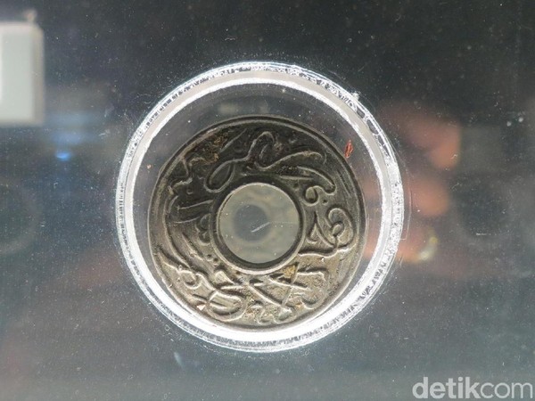 Koin kuno dari Kesultanan Kelantan. Harga tiket museum RM 5 (Rp 17.300) untuk wisatawan dewasa dan RM 2 (Rp 7.000) untuk anak 6-12 tahun. (Fitraya/detikTravel) Koin kuno dari Kesultanan Kelantan. Harga tiket museum RM 5 (Rp 17.300) untuk wisatawan dewasa dan RM 2 (Rp 7.000) untuk anak 6-12 tahun. (Fitraya/detikTravel)