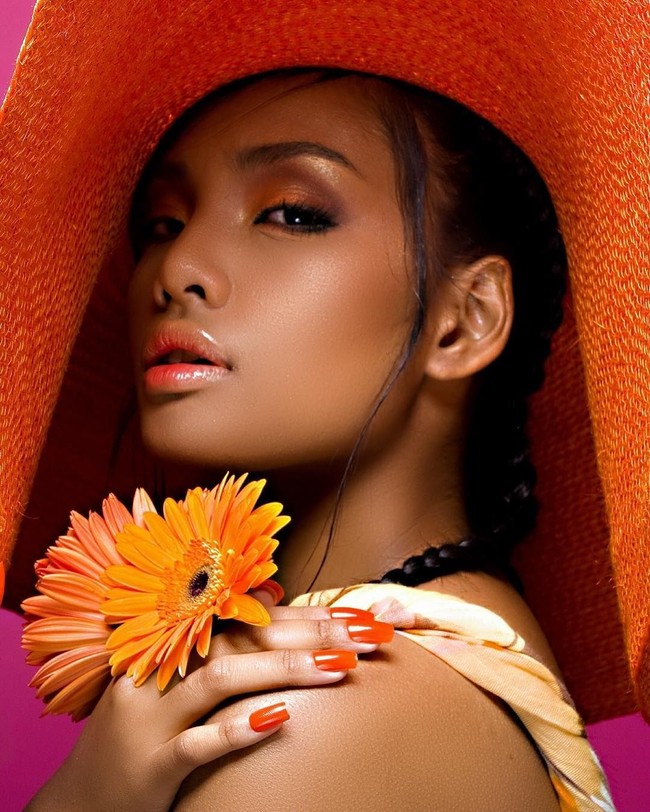 Saya mengaku ia memang perbuatan saya. Saya minta maaf sangat-sangat. Saya pun tak tahu kenapa dan tak jangka perkara akan jadi sebegini. Saya terima keputusan untuk tarik balik gelaran dan ia memang satu tindakan yang sewajarnya. Saya tahu apa yang saya buat salah dan merosakkan nama Dewi Remaja, Nu Ideaktiv dan majalah Remaja, ucapanya dalam rekaman video yang diunggah ke Instagram Majalah Remaja. Foto: Instagram @haneesyahanee